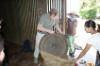 Ausgepackt: großer Buckelgong, der nur im Gong Ensemble gespielt wird, la Grai, Vietnam